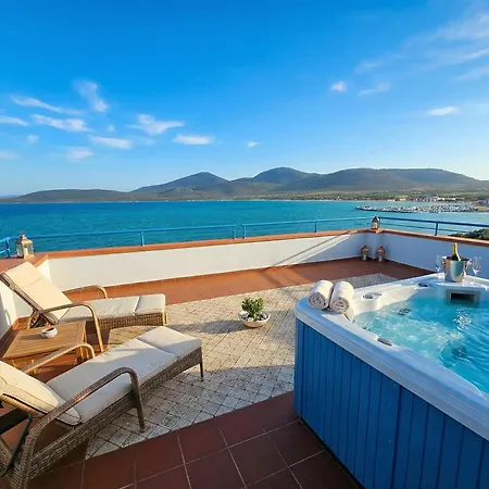 Horizon With Jacuzzi And Infinite View Over The Bay Of Nymphs