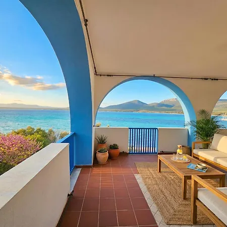 Horizon With Jacuzzi And Infinite View Over The Bay Of Nymphs