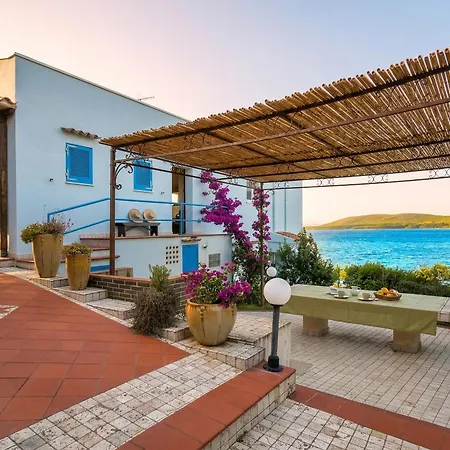 Horizon With Jacuzzi And Infinite View Over The Bay Of Nymphs Porto Conte