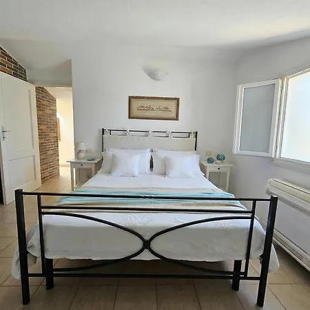 Horizon With Jacuzzi And Infinite View Over The Bay Of Nymphs Porto Conte
