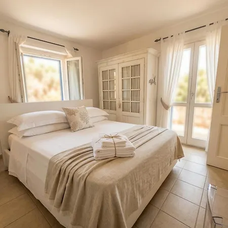 Horizon With Jacuzzi And Infinite View Over The Bay Of Nymphs Porto Conte