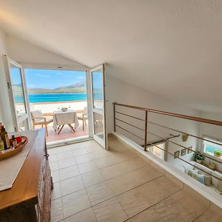 Horizon With Jacuzzi And Infinite View Over The Bay Of Nymphs 빌라 *